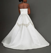 Load image into Gallery viewer, Crown of The Skirt - Bridal Design
